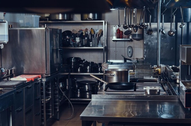 Essentiële apparatuur voor horeca: van ijsmachines tot ovens