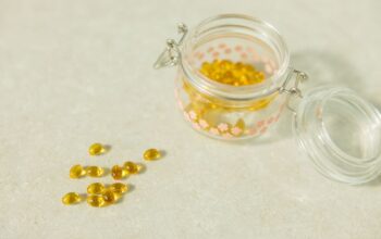 Een fles berberine capsules met een groene achtergrond, symboliserend gezondheid en welzijn.