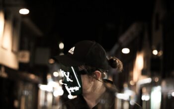 Een vrouw gebruikt een LED gezichtsmasker voor huidverzorging in een ontspannende omgeving.