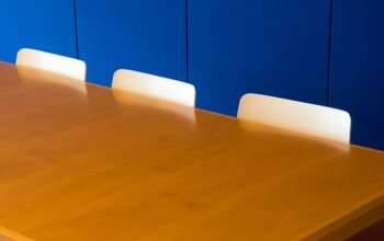 Stijlvolle 8 persoons houten vergadertafel in een moderne vergaderruimte, perfect voor samenwerking en meetings.
