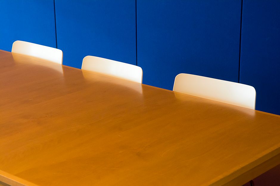 Een 8 persoons houten vergadertafel kiezen