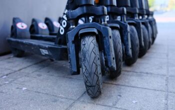 Een moderne brommobiel geparkeerd op een rustige straat, ideaal voor stadsvervoer en gemakkelijk in gebruik.