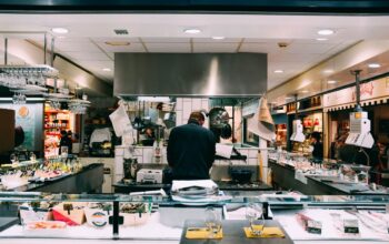 Een professionele keuken met horeca-apparatuur zoals koelcellen en ovens die voedselveiligheid waarborgen.