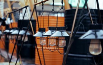 Een stoere, robuuste industriële hanglamp in een moderne woonkamer, die sfeer en karakter toevoegt aan het interieur.