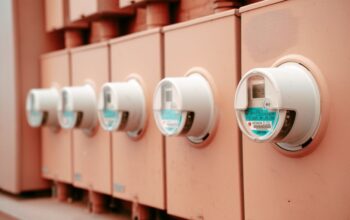 Een slimme meter die energieverbruik toont in een moderne keuken, wat bijdraagt aan energiebesparing.